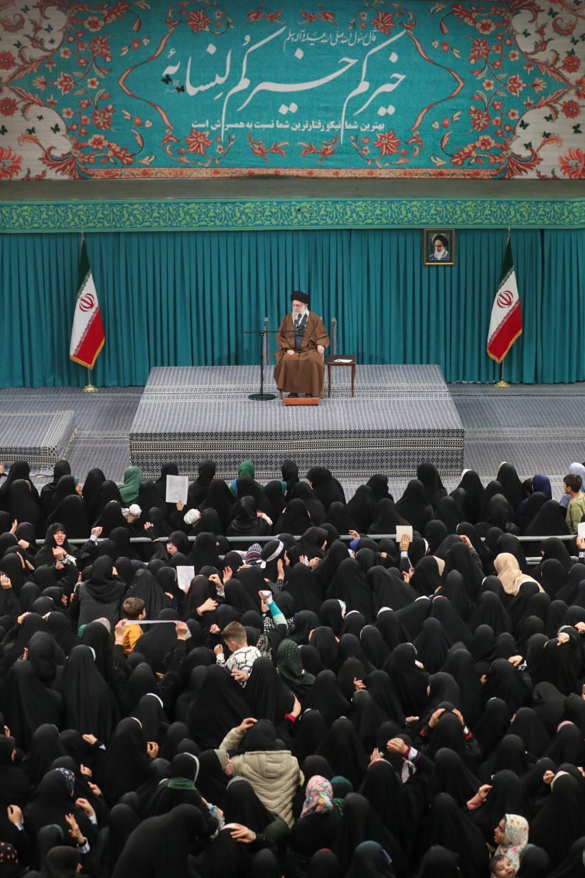 تصویری از آیه معنادار نصب شده در محل دیدار امروز زنان و دختران با رهبر انقلاب