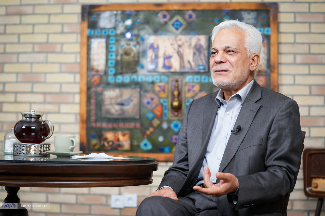 طلایی: از کجا معلوم همان مسئول گزینش خودشان نفوذی نباشند؟/ بنده پولدار بودم/ فرح جزو عوامل کلوپ هواداران شوروی دوران پهلوی است