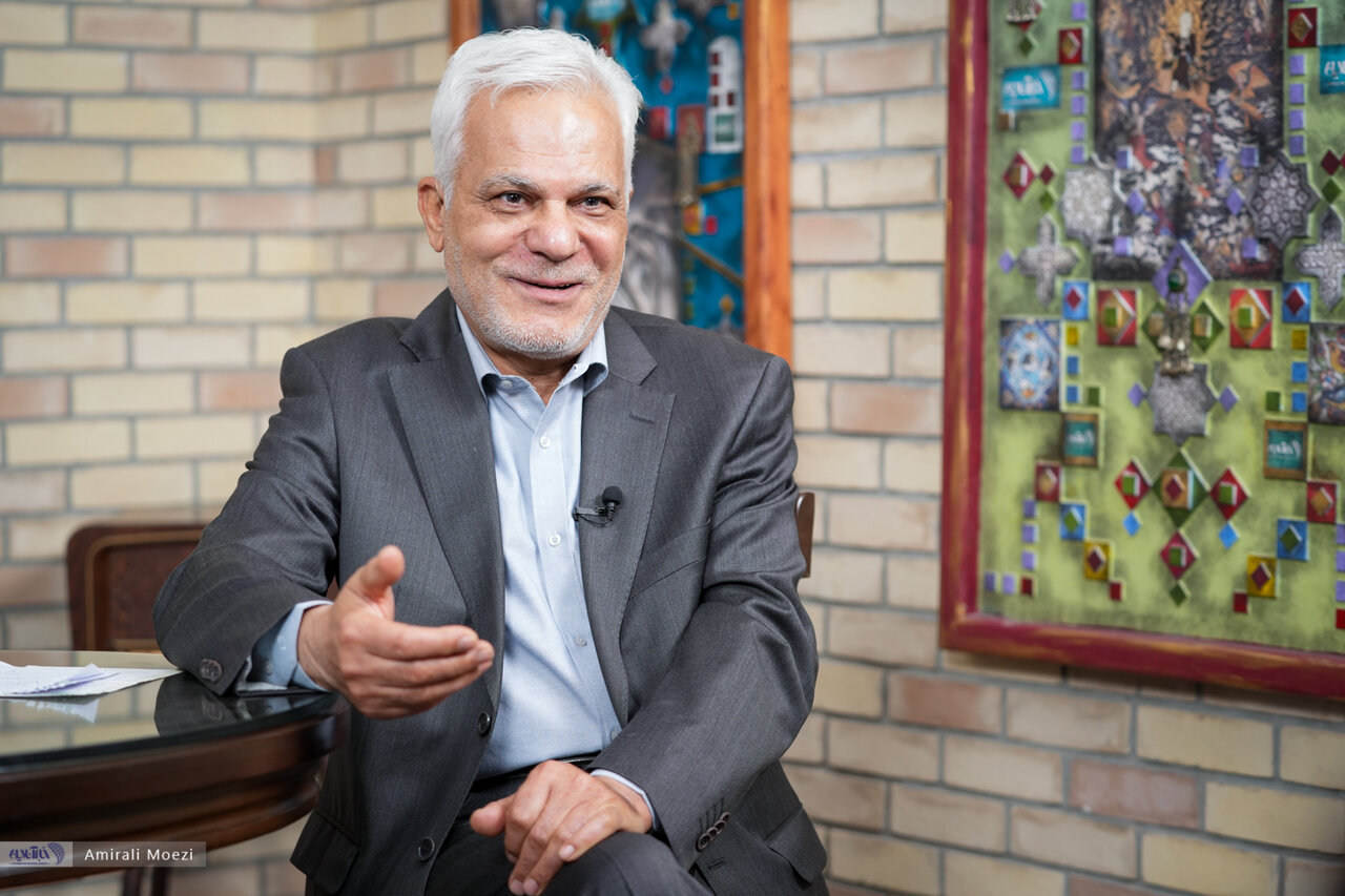 طلایی: از کجا معلوم همان مسئول گزینش خودشان نفوذی نباشند؟/ بنده پولدار بودم/ فرح جزو عوامل کلوپ هواداران شوروی دوران پهلوی است