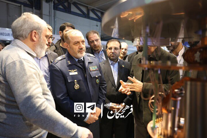تصاویر خاص از وزیر دفاع طی بازدید از نمایشگاه ایران‌ساخت + عکس