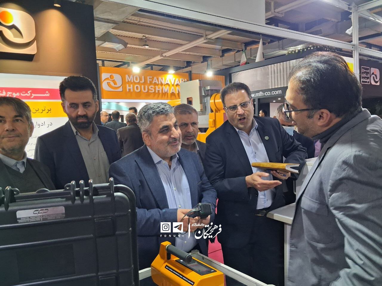 تصاویر خاص از وزیر دفاع طی بازدید از نمایشگاه ایران‌ساخت + عکس