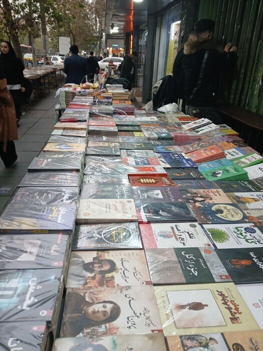 قاچاقچیان کتاب در جامعه جولان میدهند/ ناشران پشت دیوار سانسور