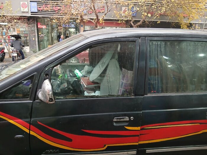 قاچاقچیان کتاب در جامعه جولان میدهند/ ناشران پشت دیوار سانسور