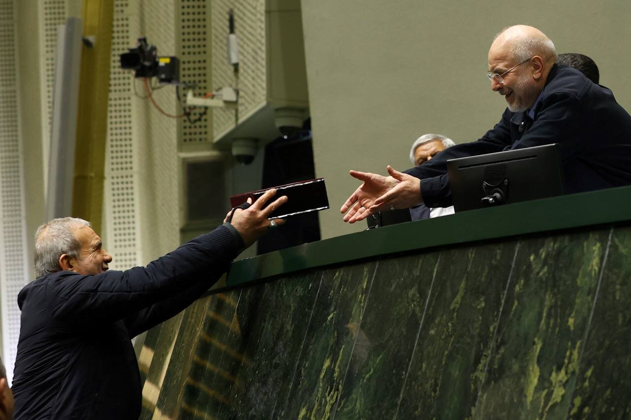 لحظه تقدیم لایحه بودجه به مجلس + عکس