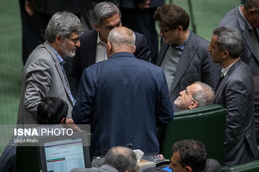 خوش و بش نمایندگان با پزشکیان/ خنده های ثابتی در کنار نبویان+تصاویر