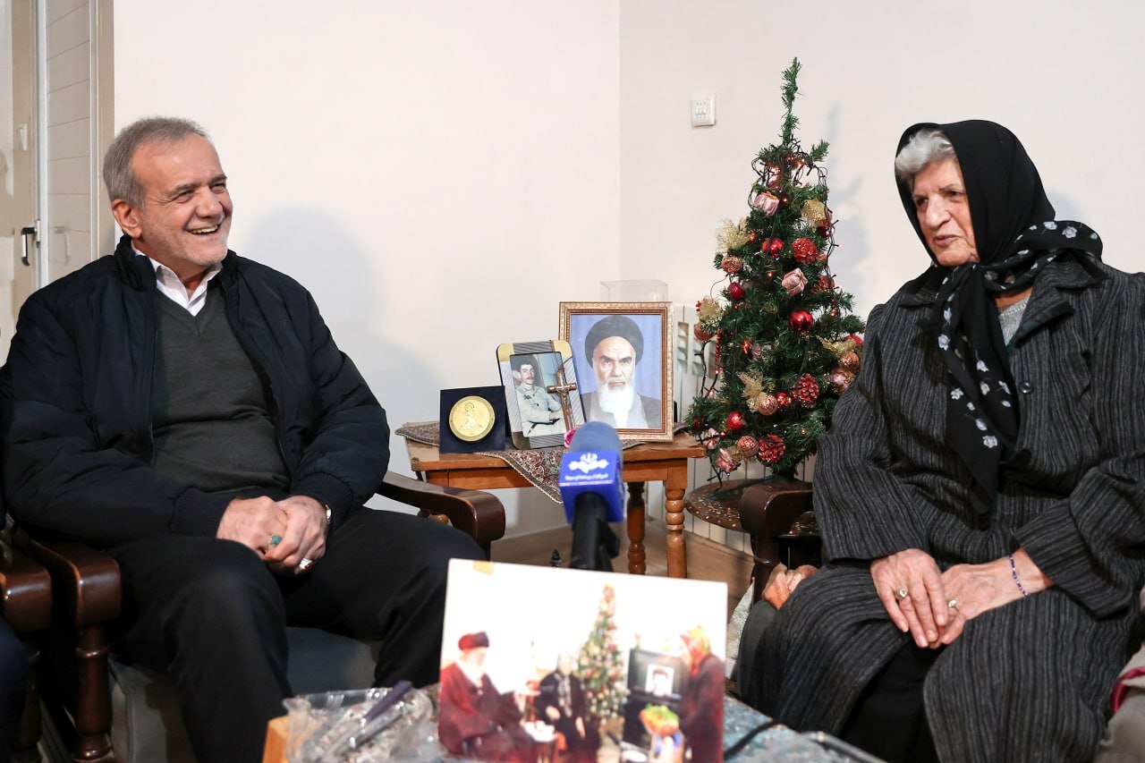دیدار پزشکیان با خانواده شهید مسیحی + عکس