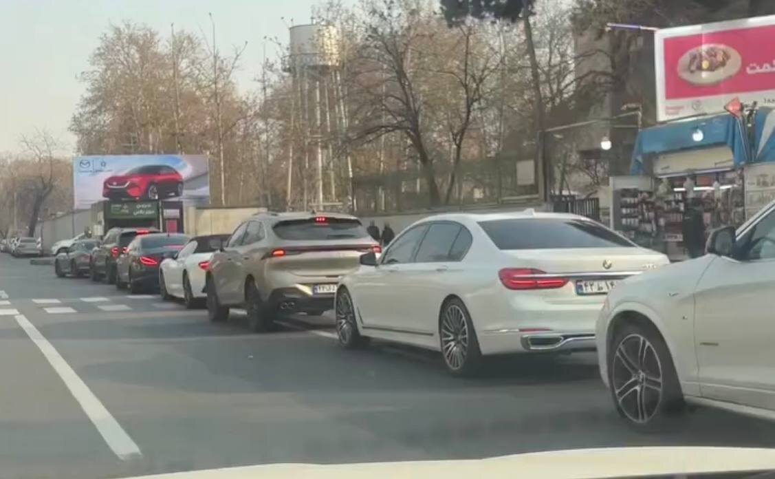 صف طولانی خودروهای لوکس برای خرید بنزین ۸۰ هزار تومانی/جزییات