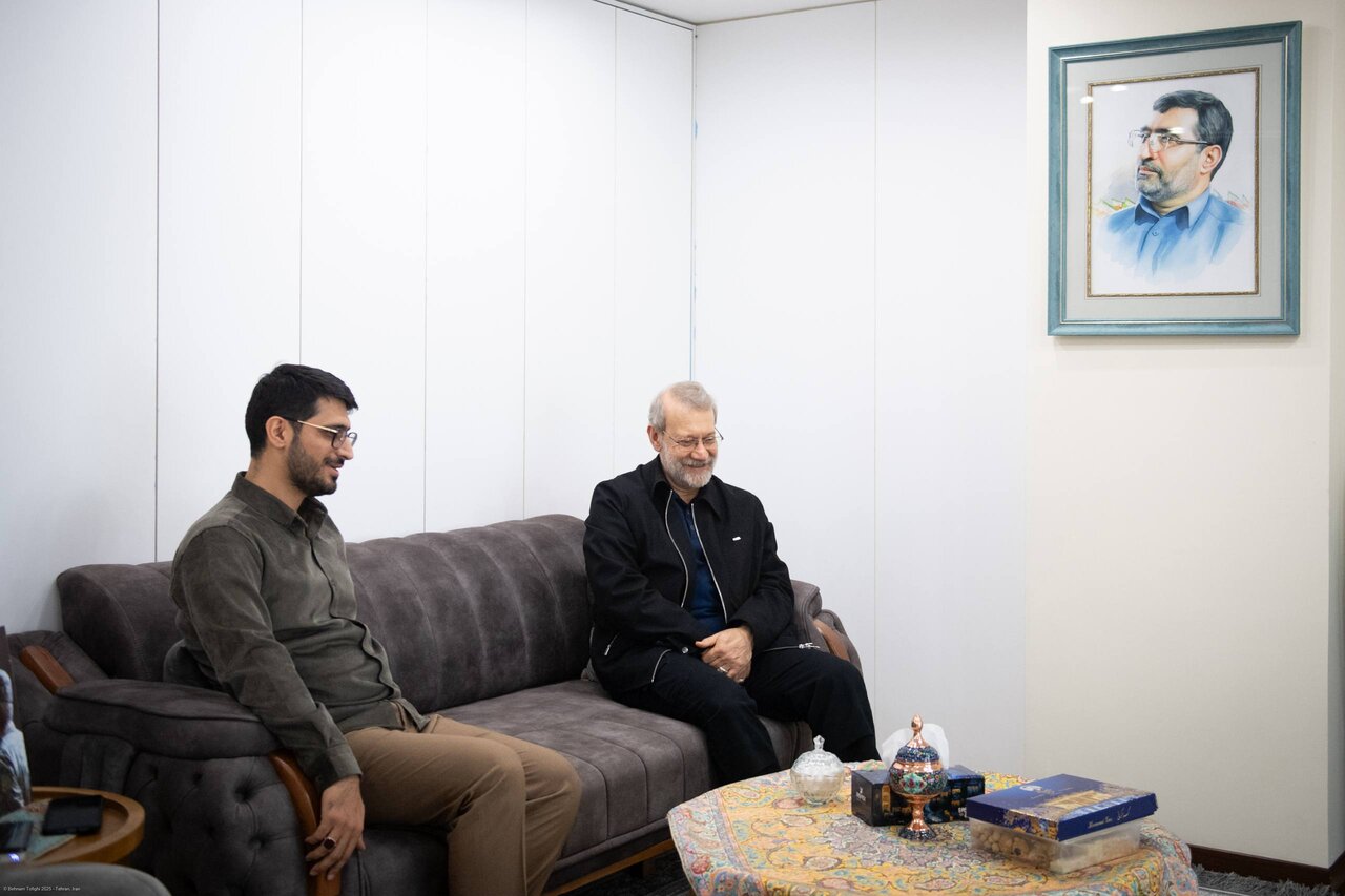 دیدار علی لاریجانی با خانواده شهیدان حاجی‌زاده و محمود باقری/ عکس خاص لاریجانی حین تماشای عکس های سرداران شهید جنگ 12 روزه + تصاویر