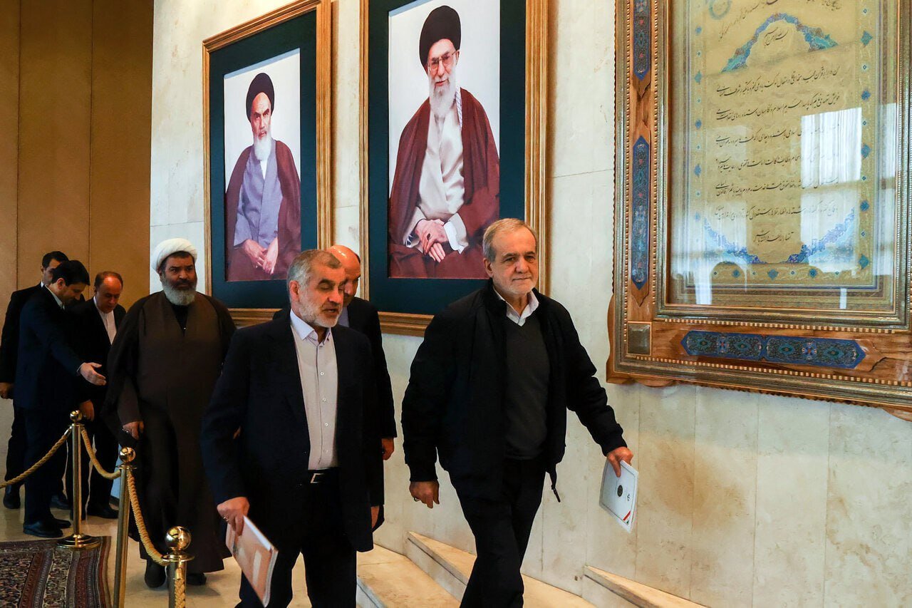 تصاویر دیدنی از جلسه امروز مجلس با حضور پزشکیان/ قالیباف باز هم استقبال رئیس جمهور نرفت! + عکس