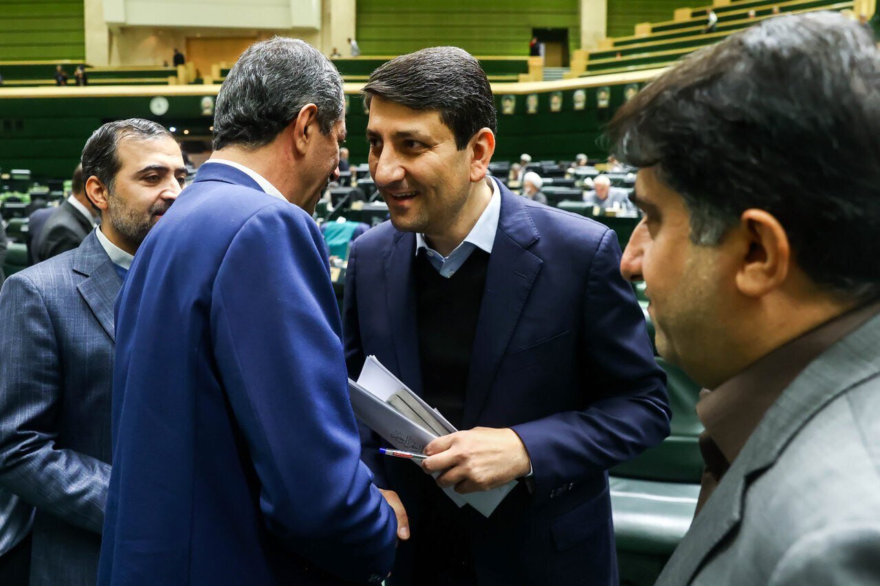 تصاویر دیدنی از جلسه امروز مجلس با حضور پزشکیان/ قالیباف باز هم استقبال رئیس جمهور نرفت! + عکس