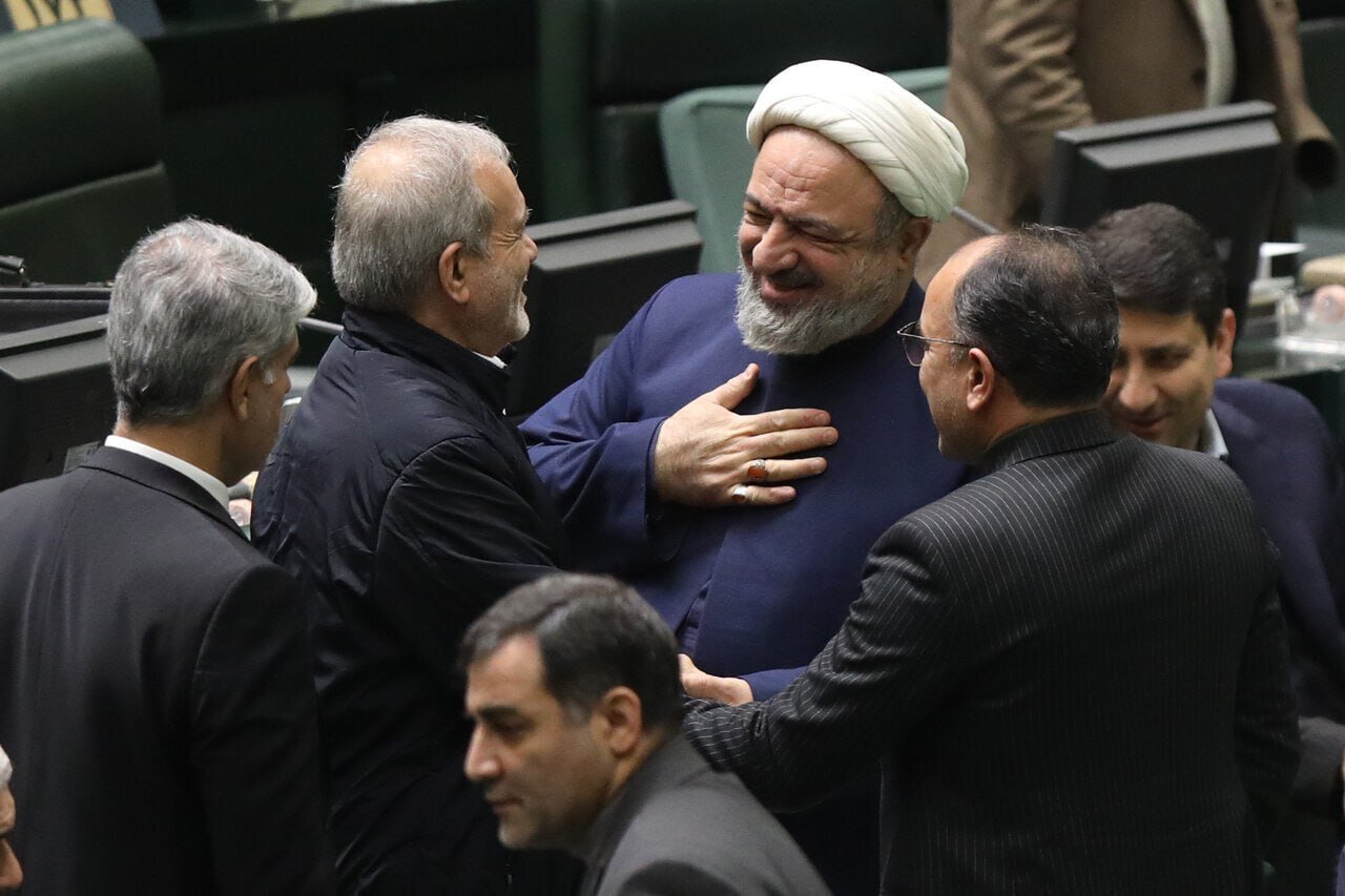 تصاویر دیدنی از جلسه امروز مجلس با حضور پزشکیان/ قالیباف باز هم استقبال رئیس جمهور نرفت! + عکس