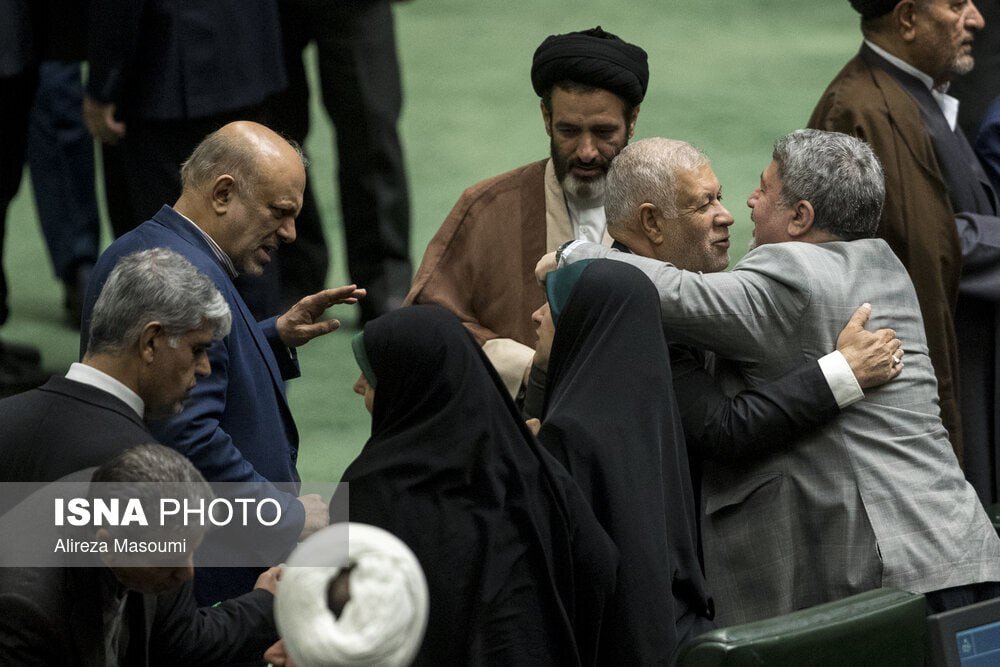 تصاویر دیدنی از جلسه امروز مجلس با حضور پزشکیان/ قالیباف باز هم استقبال رئیس جمهور نرفت! + عکس