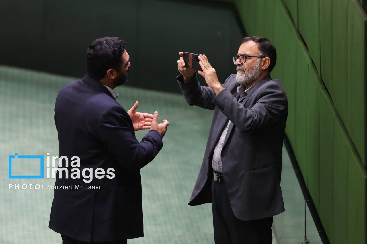 روز گوشی‌بازی در صحن مجلس/ عکاسی نمایندگان در جلسه علنی