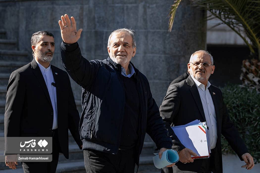 تصاویری از ژست‌های پزشکیان در حیاط دولت