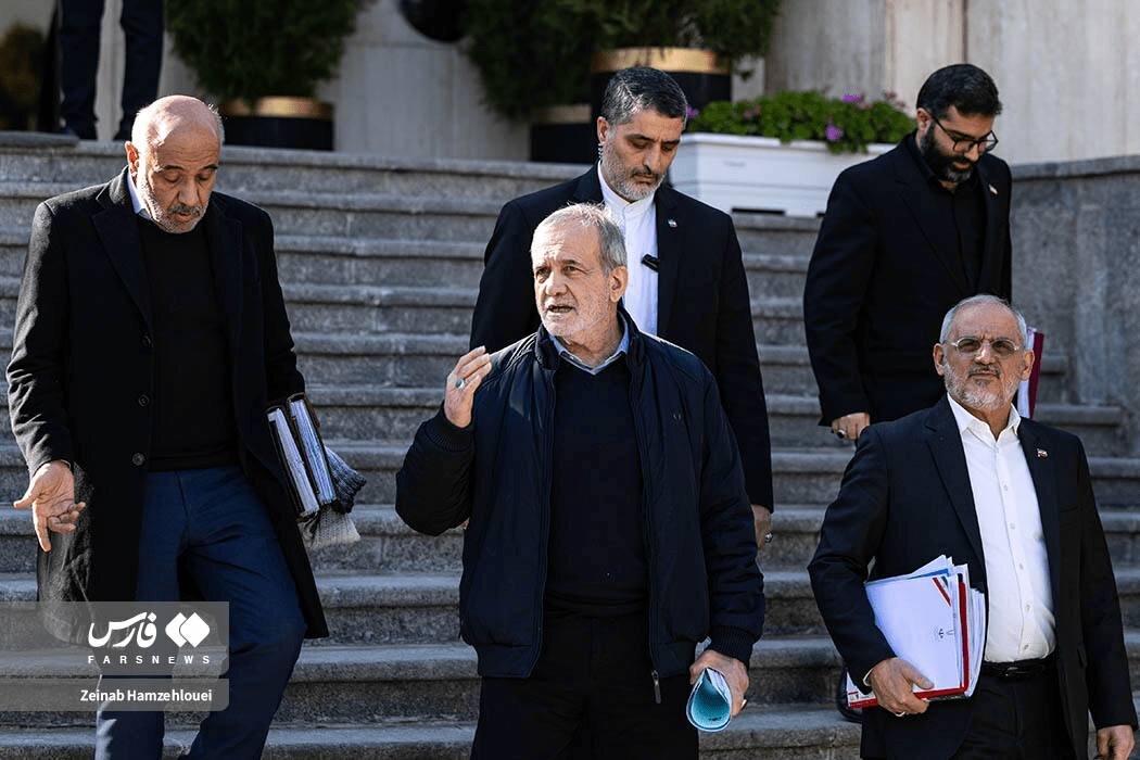 تصاویری از ژست‌های پزشکیان در حیاط دولت