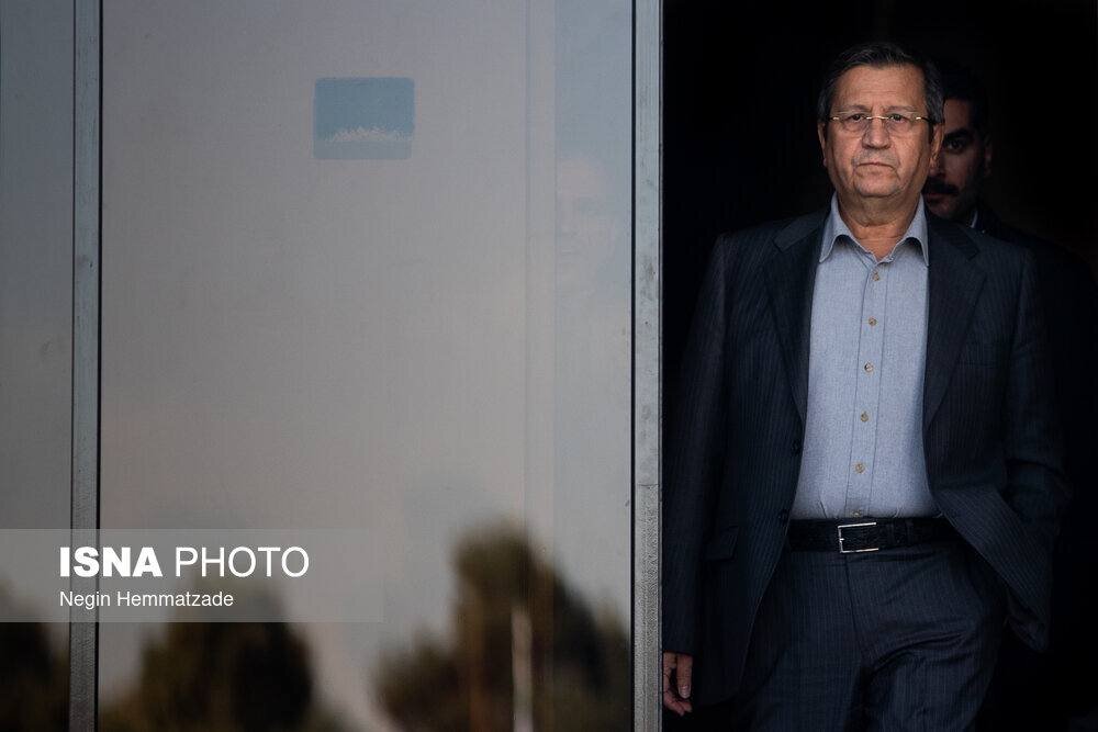 اولین حضور همتی در حیاط دولت بعد از ورود دوباره به پاستور + عکس