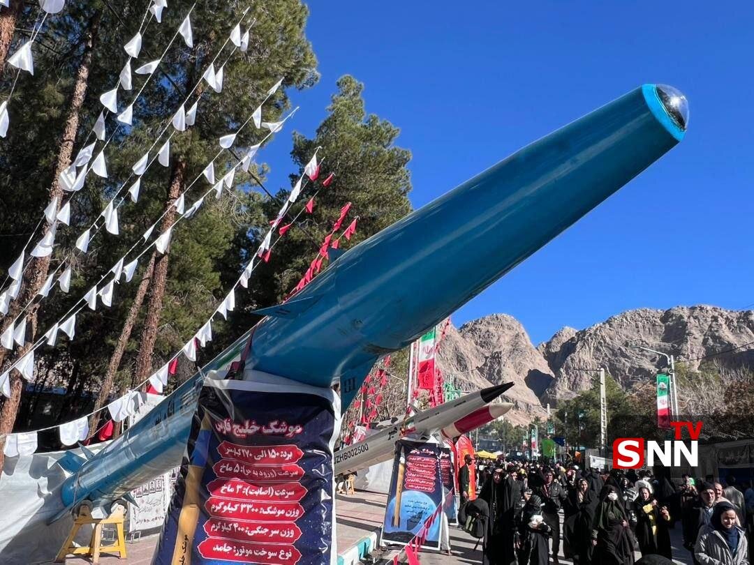نمایش ماکت‌ ناو و موشک‌های سپاه در مسیر منتهی به مزار شهید سلیمانی+ تصاویر