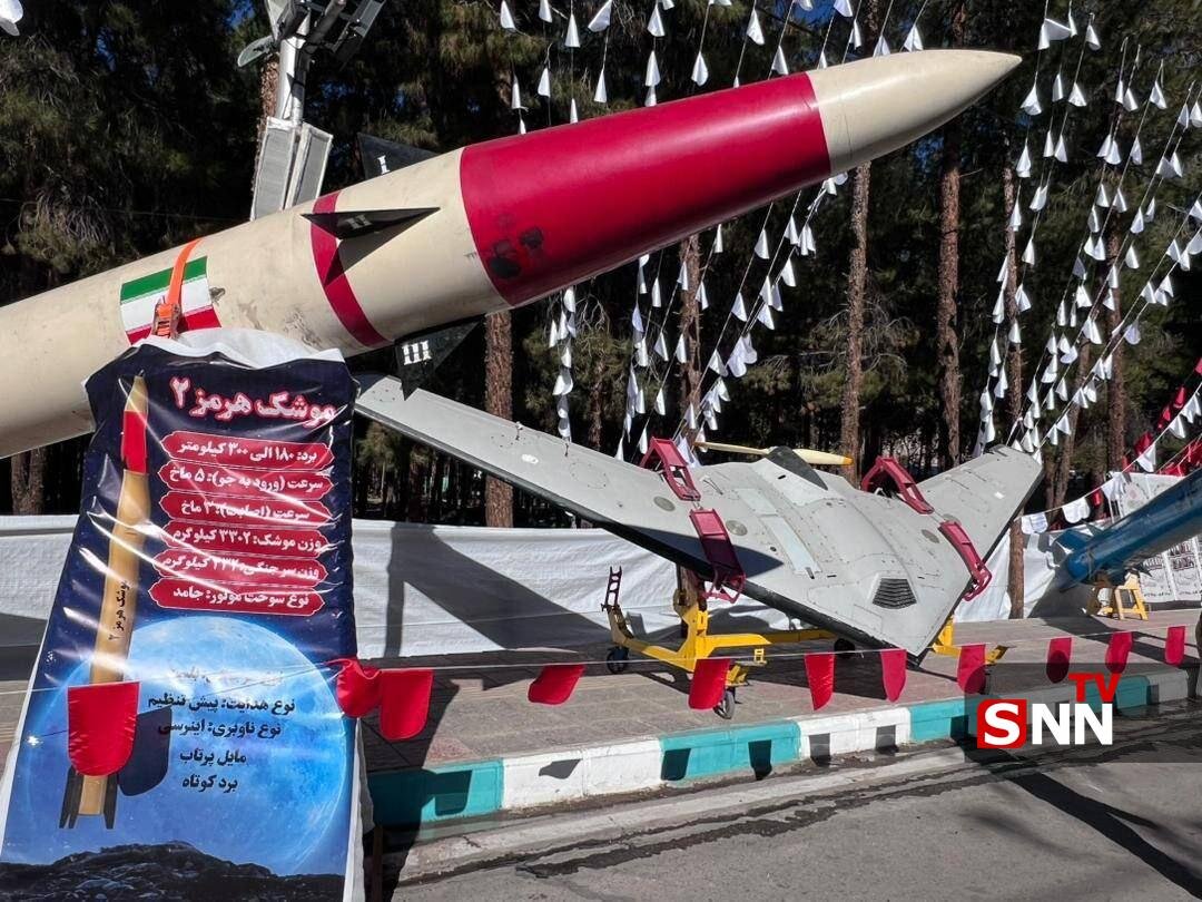 نمایش ماکت‌ ناو و موشک‌های سپاه در مسیر منتهی به مزار شهید سلیمانی+ تصاویر