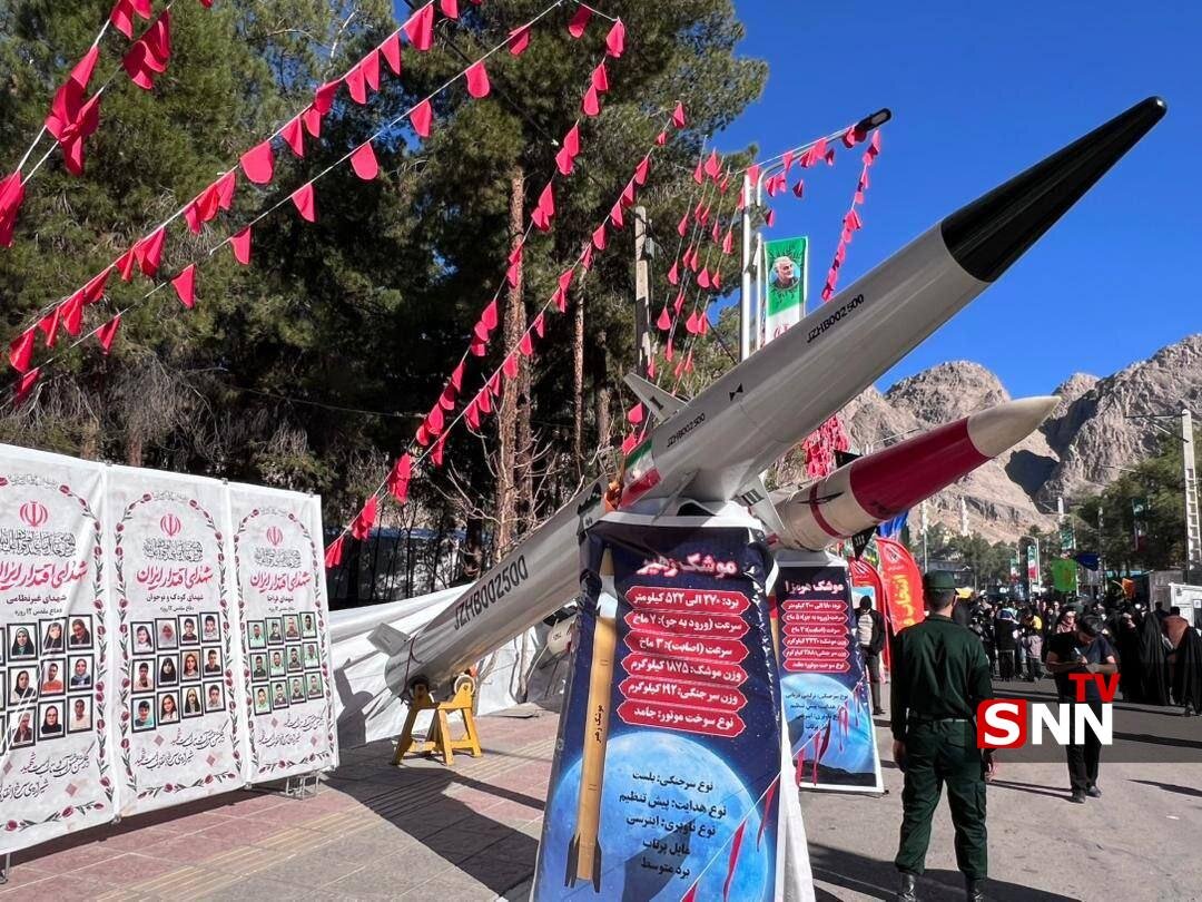 نمایش ماکت‌ ناو و موشک‌های سپاه در مسیر منتهی به مزار شهید سلیمانی+ تصاویر