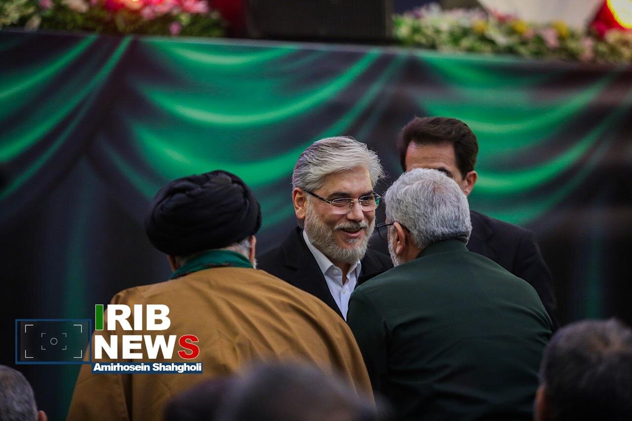 مراسم بزرگداشت سردار سلیمانی؛ از حضور پزشکیان و محسنی اژه ای تا حجاب متفاوت یک خانم در مراسم + تصاویر