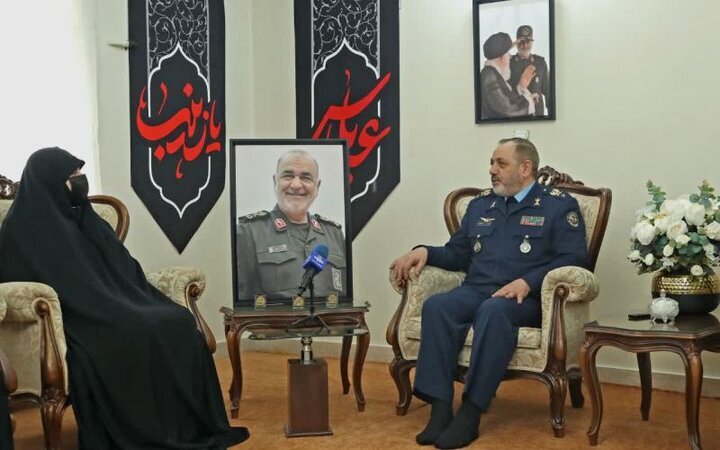 عزیز نصیرزاده با خانواده شهید سلامی دیدار کرد/ وزیر دفاع: توان موشکی ایران نه با جنگ نابود می شود و نه با مذاکره