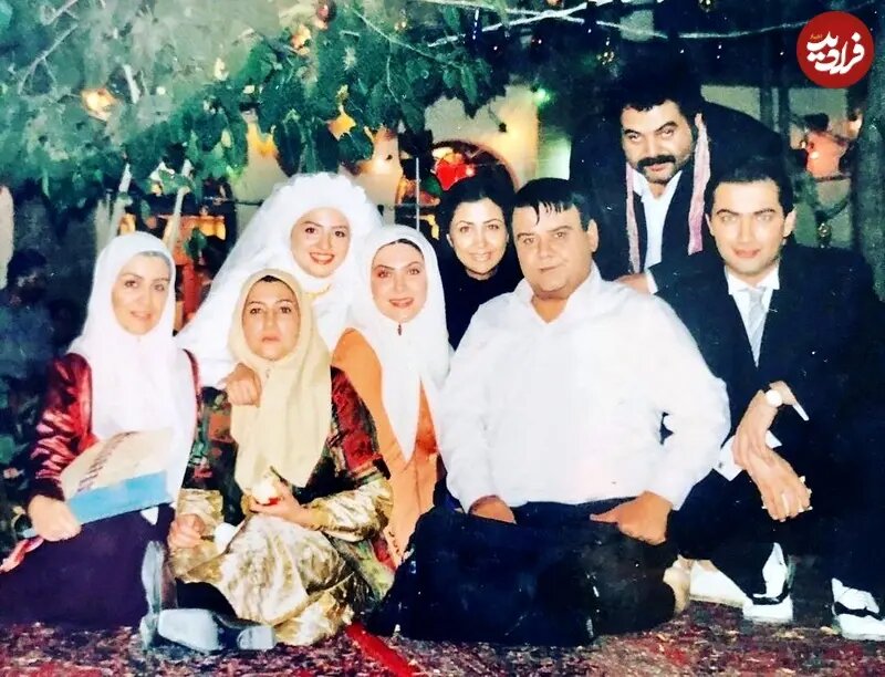 گلاره عباسی ۲۶ ساله در کنار پارسا پیروزفر در پشت صحنه «در چشم باد»/ عکس