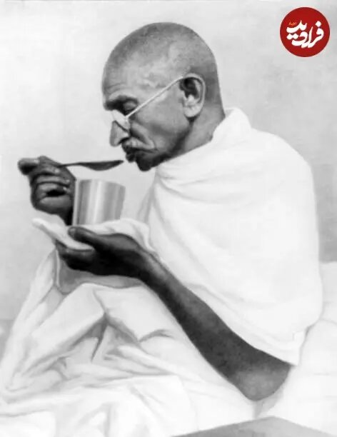 عکس|/ «ماهاتما گاندی» در حال خوردن غذا در راجکوت؛ سال ۱۳۱۷