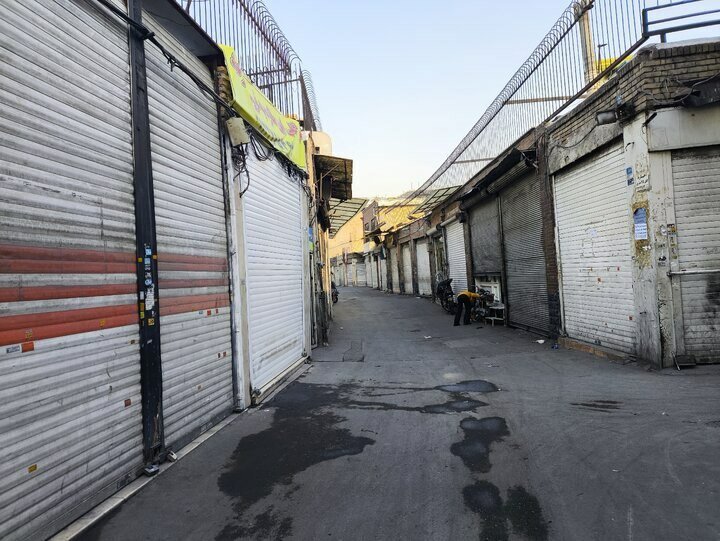 اوضاع و احوال بازارهای تهران به روایت ایسنا؛ فعالیت کسبه در خیابان جمهوری جریان داشت اما اکثر کسبه و مغازه های بازار بزرگ تهران بسته بودند + عکس