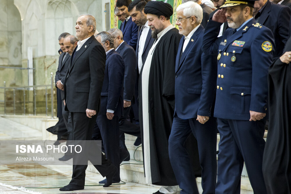 استقبال سیدحسن خمینی از پزشکیان در حرم امام خمینی/ فاتحه خوانی سقاب اصفهانی در کنار رئیس جمهور + تصاویر