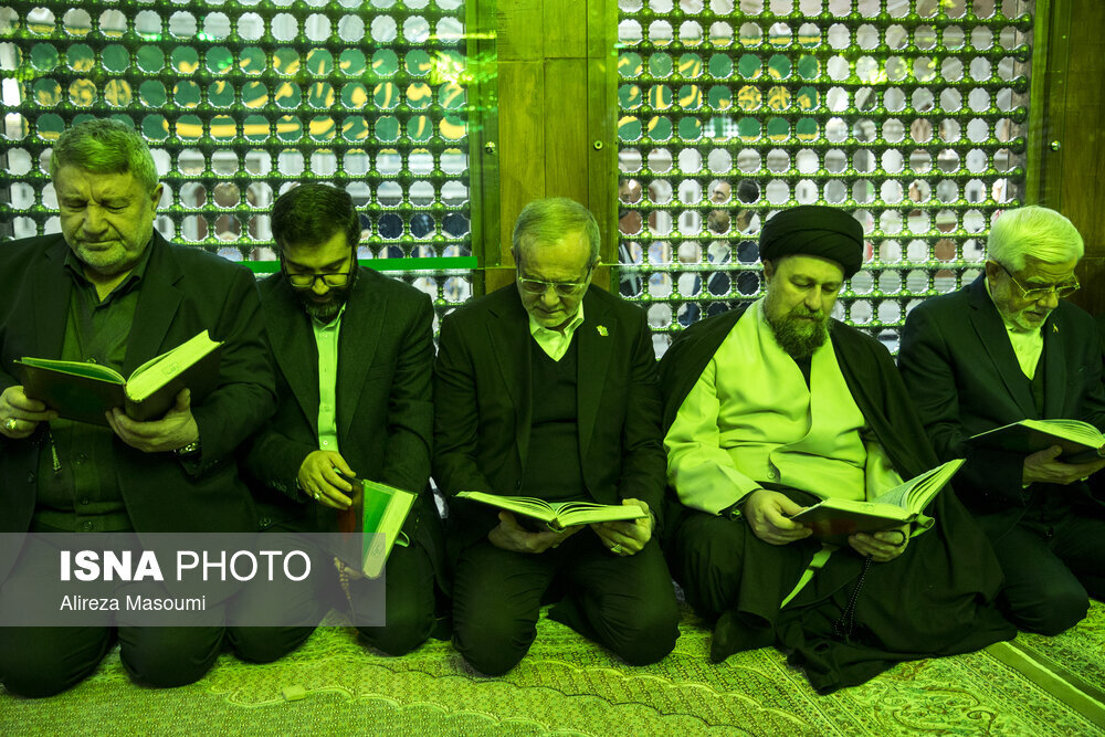 استقبال سیدحسن خمینی از پزشکیان در حرم امام خمینی/ فاتحه خوانی سقاب اصفهانی در کنار رئیس جمهور + تصاویر