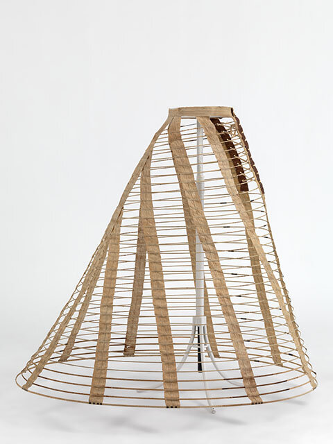 وقتی فنرهای زیر دامن جان زنان را می‌گرفت و نپوشیدن دستکش عیب بود!