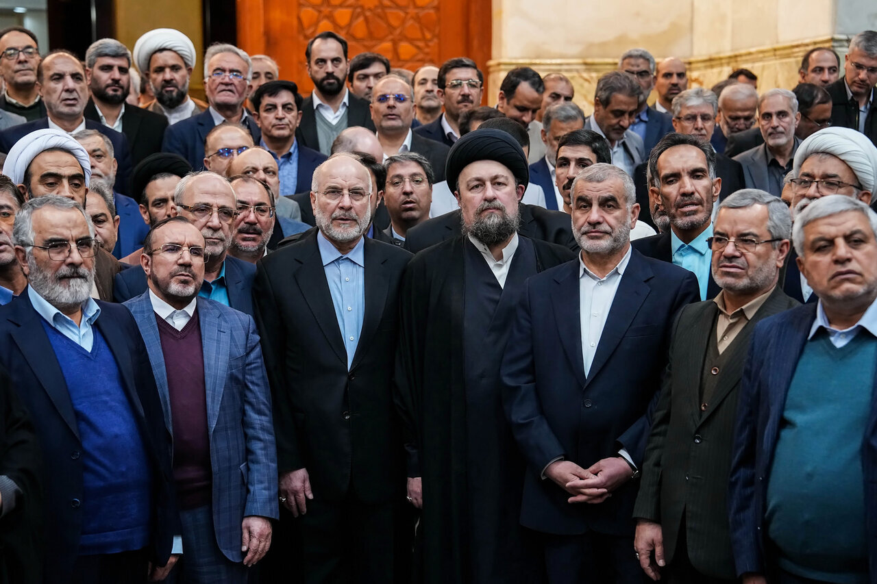 تجدید میثاق رئیس و نمایندگان مجلس با آرمان‌های امام (ره)/ عکس دسته جمعی نمایندگان با سید حسن خمینی + تصویر