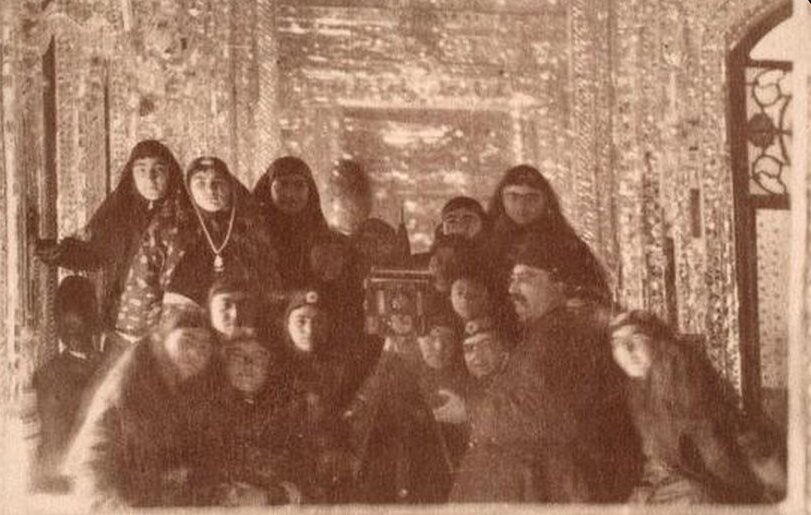 سلفی ناصرالدین‌شاه با همسرانش در کاخ گلستان