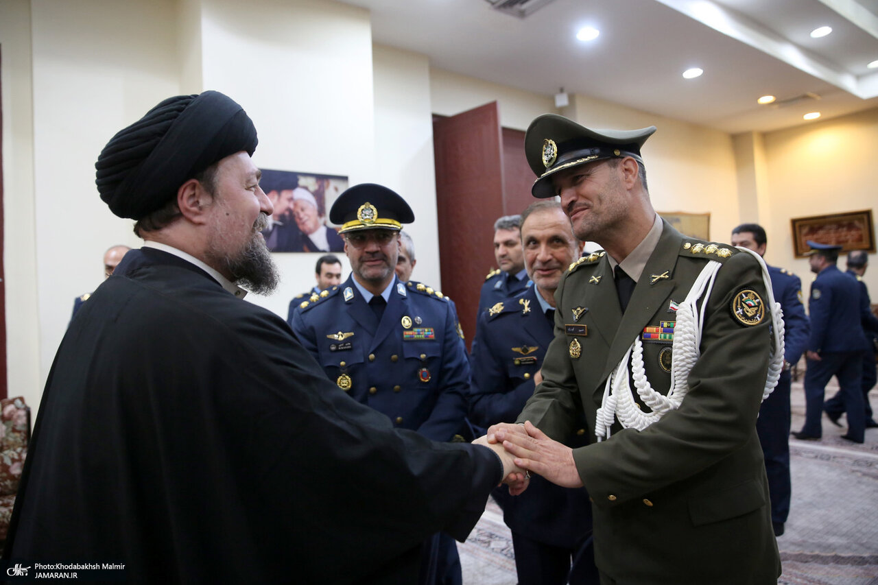 دیدار سید حسن خمینی با فرماندهان نیروی هوایی ارتش به روایت تصویر/ قاب عکس خاص از هاشمی رفسنجانی در حرم مطهر + تصاویر