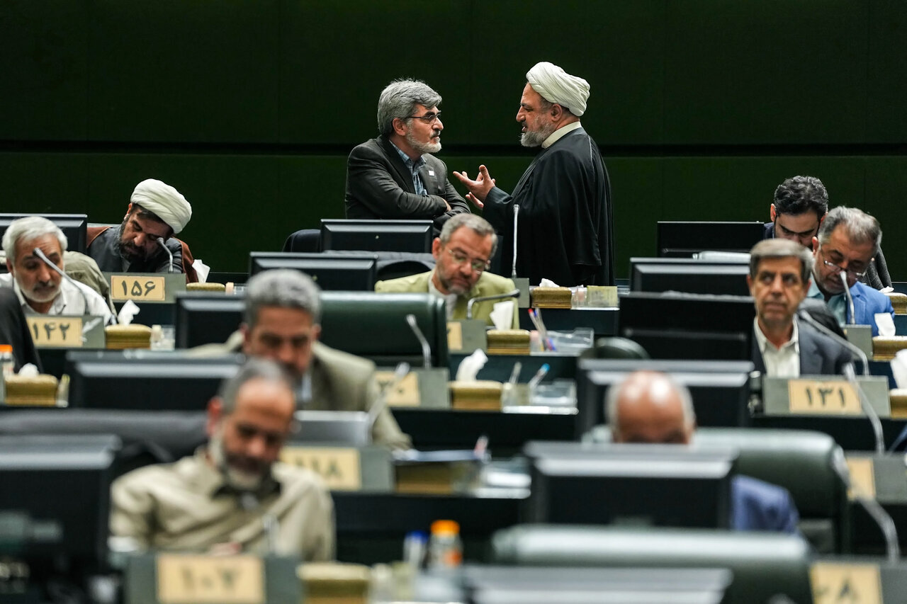 گپ‌وگفت عراقچی با نمایندگان در جلسه غیرعلنی مجلس/ عکس خاص از رئیس ستاد کل نیروهای مسلح در کنار وزیر امور خارجه + تصاویر مهم از بهارستان