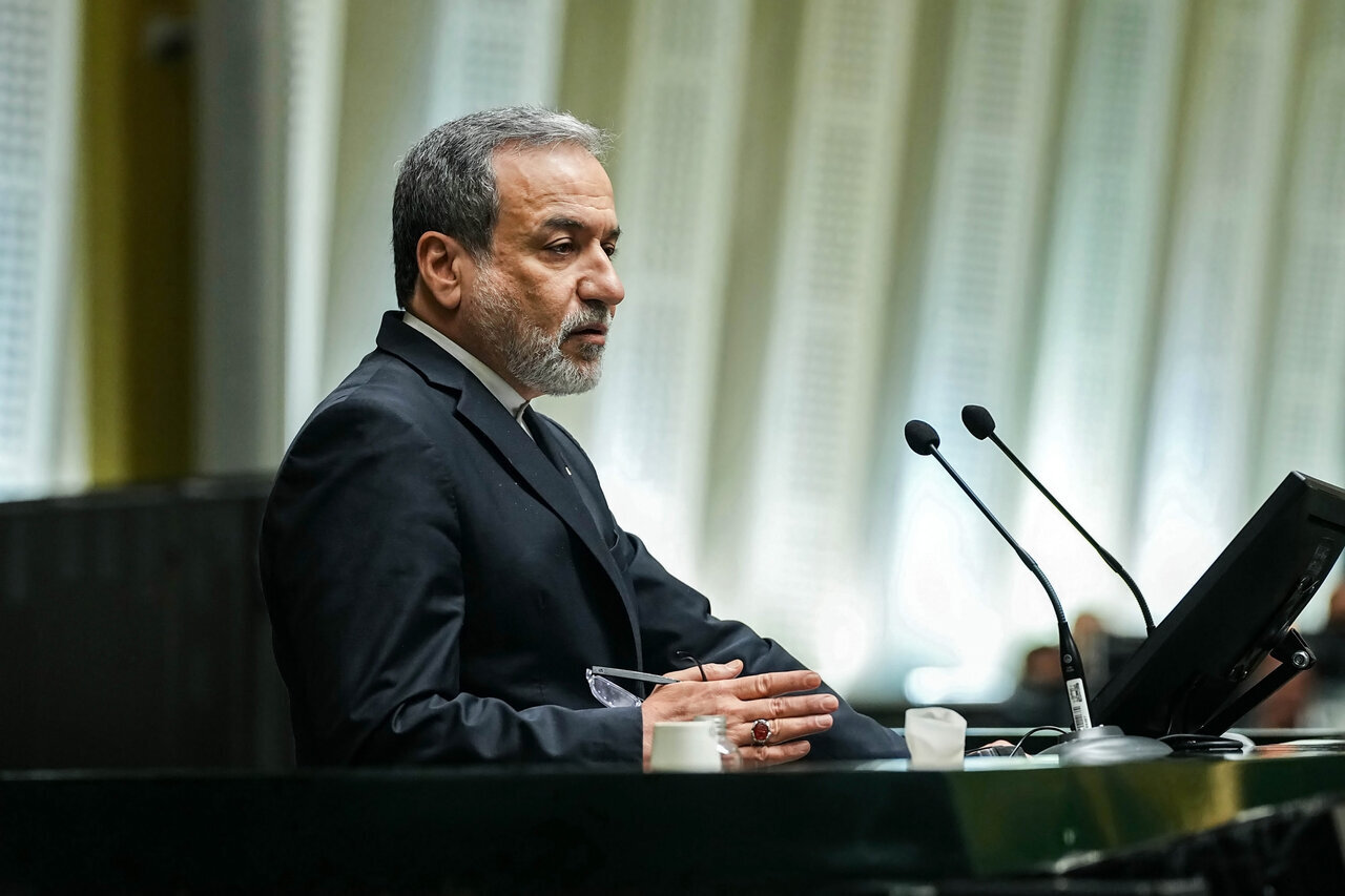 گپ‌وگفت عراقچی با نمایندگان در جلسه غیرعلنی مجلس/ عکس خاص از رئیس ستاد کل نیروهای مسلح در کنار وزیر امور خارجه + تصاویر مهم از بهارستان