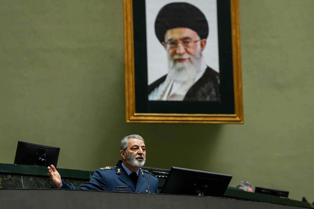 گپ‌وگفت عراقچی با نمایندگان در جلسه غیرعلنی مجلس/ عکس خاص از رئیس ستاد کل نیروهای مسلح در کنار وزیر امور خارجه + تصاویر مهم از بهارستان