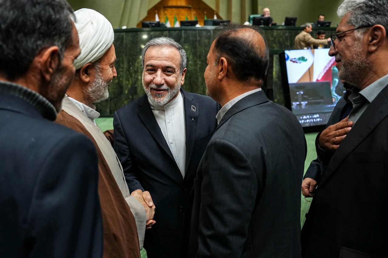 گپ‌وگفت عراقچی با نمایندگان در جلسه غیرعلنی مجلس/ عکس خاص از رئیس ستاد کل نیروهای مسلح در کنار وزیر امور خارجه + تصاویر مهم از بهارستان