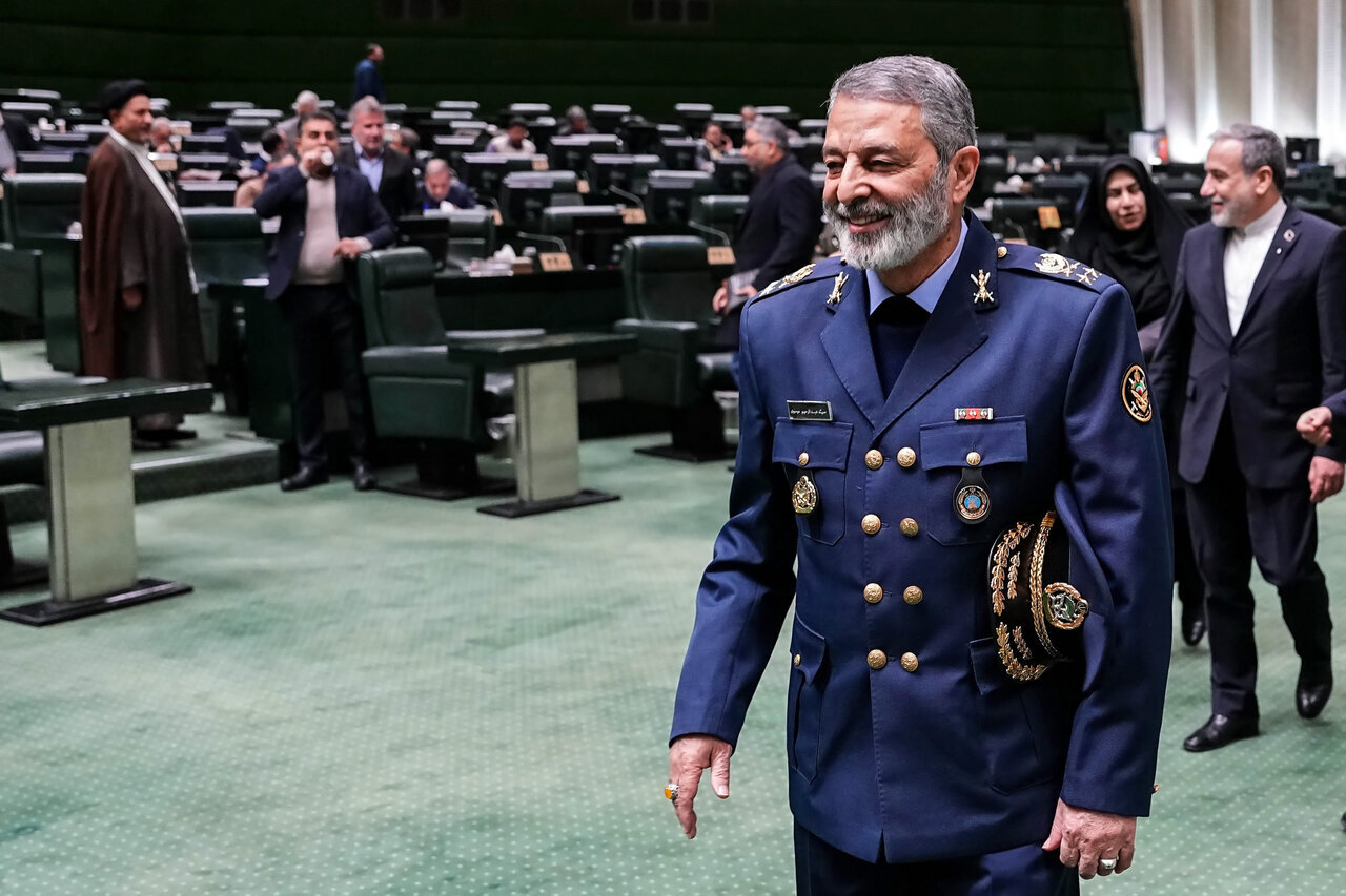 گپ‌وگفت عراقچی با نمایندگان در جلسه غیرعلنی مجلس/ عکس خاص از رئیس ستاد کل نیروهای مسلح در کنار وزیر امور خارجه + تصاویر مهم از بهارستان