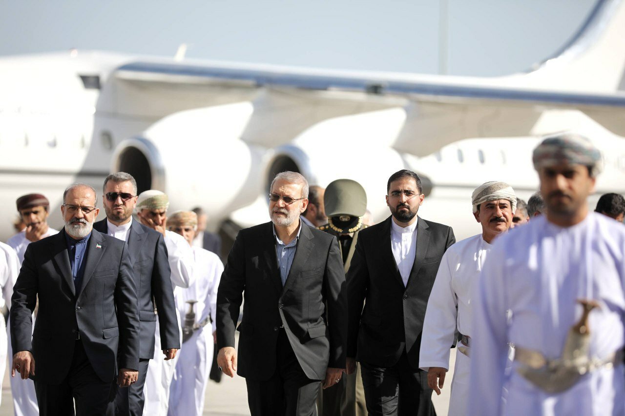 علی لاریجانی وارد مسقط شد/ چه کسی از دبیر شورایعالی امنیت ملی استقبال کرد؟+ تصاویر