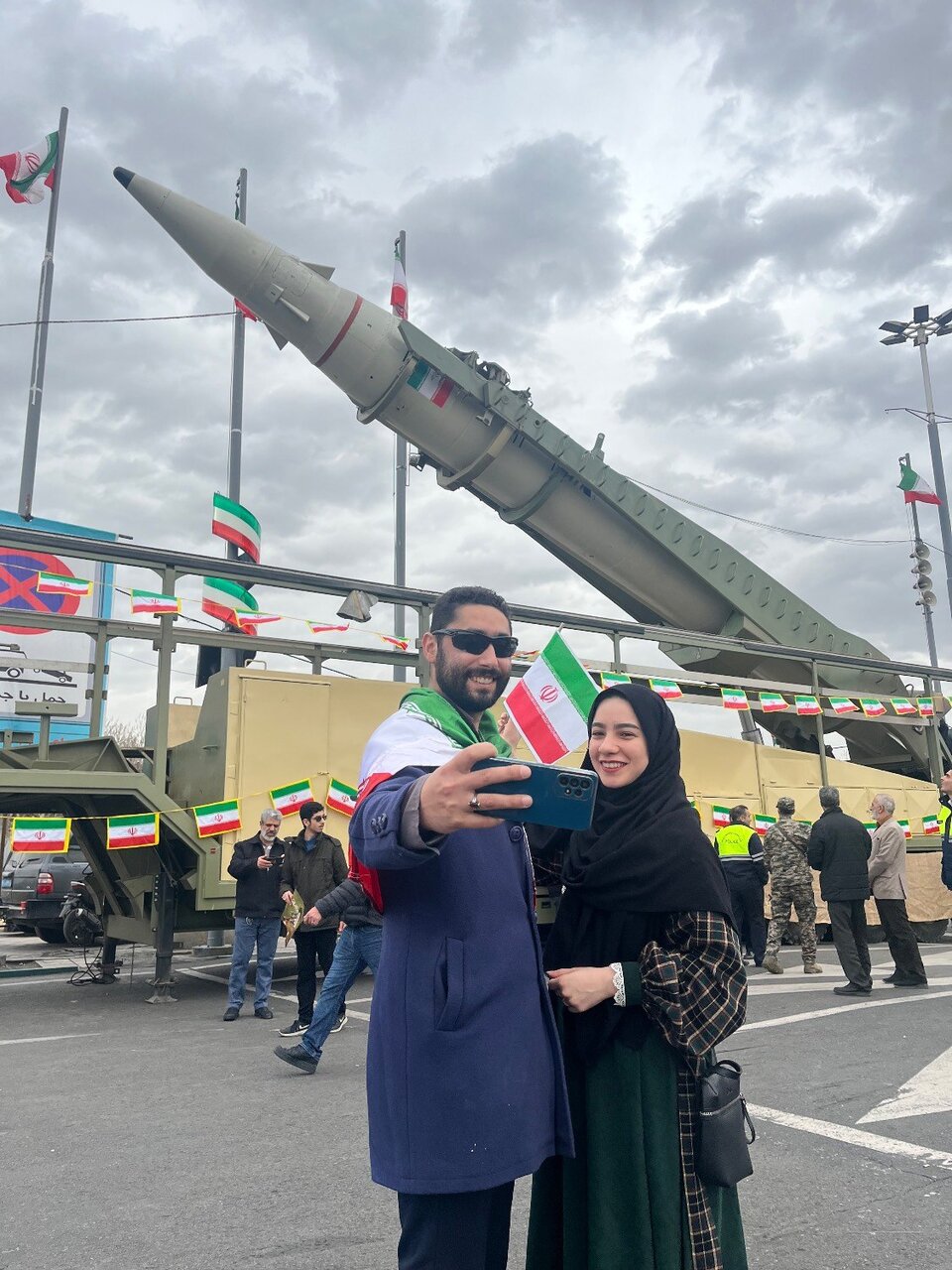 سلفی با موشک در راهپیمایی ۲۲ بهمن + تصاویر