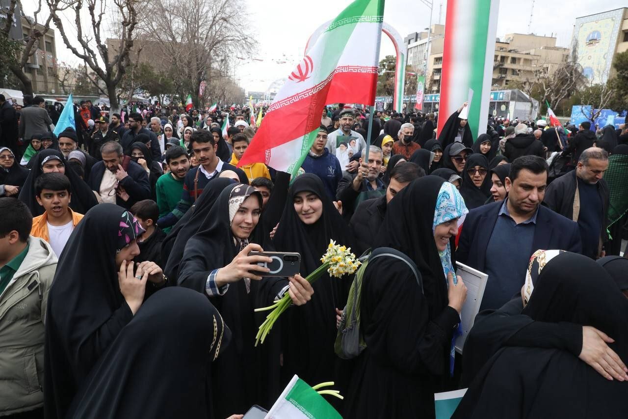 خانواده سردار سلیمانی در راهپیمایی ۲۲ بهمن/ واکنش جوانان به زینب سلیمانی و برادرش چه بود؟ + عکس