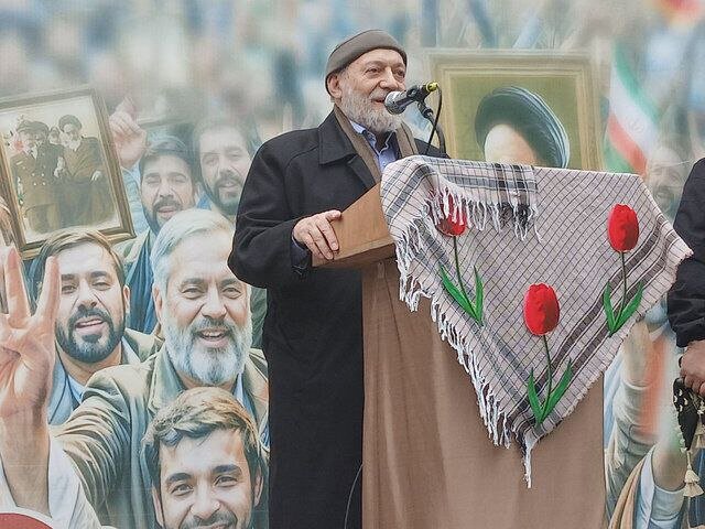 صحبت ها و تیپ خاص جواد لاریجانی در راهپیمایی ۲۲ بهمن: تا دست بیگانگان از کشور کوتاه نشود، پیشرفت واقعی ممکن نیست+تصویر