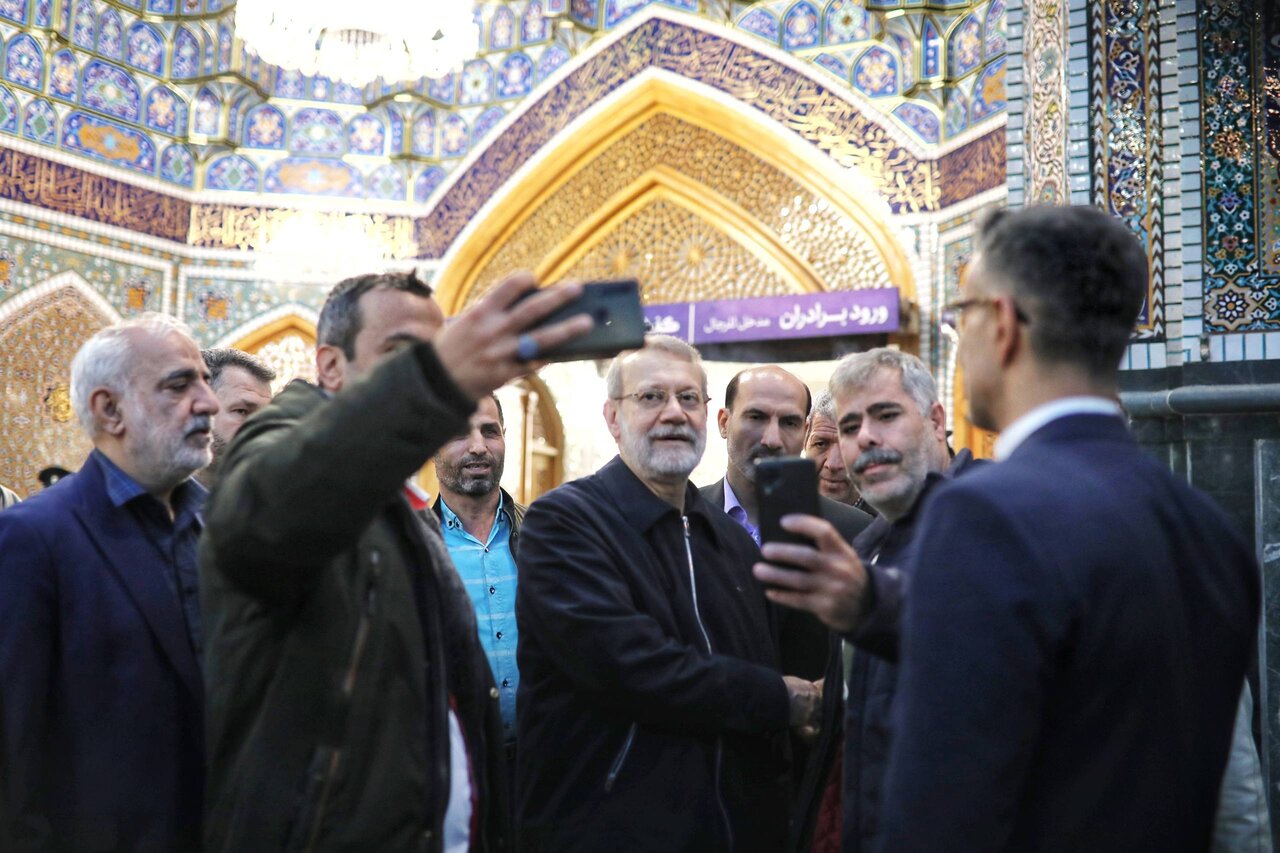 عکسی خاص از لاریجانی در حرم امام رضا(ع)/ سلفی زائران با دبیر شورای عالی امنیت ملی