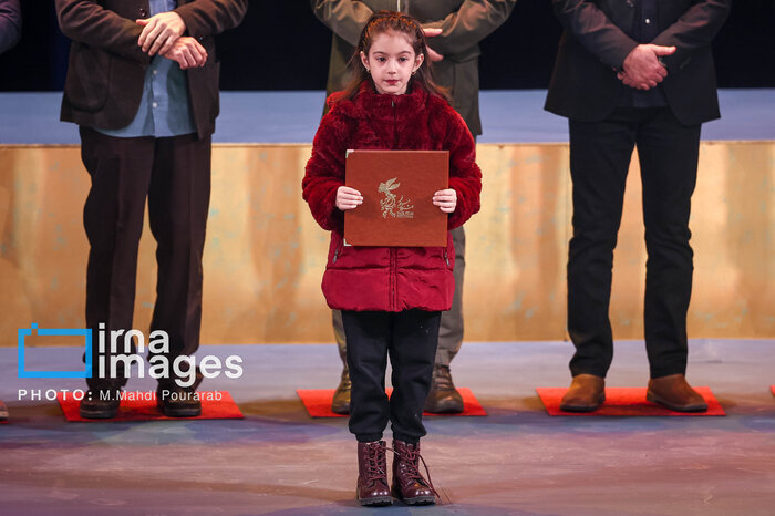 پیام‌های ویدیویی پررنگ‌تر از بازیگران؛ شبی که با بغض، شوخی با دبیر و رئیس جمهور سپری شد