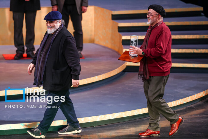 پیام‌های ویدیویی پررنگ‌تر از بازیگران؛ شبی که با بغض، شوخی با دبیر و رئیس جمهور سپری شد