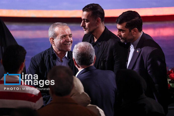 پیام‌های ویدیویی پررنگ‌تر از بازیگران؛ شبی که با بغض، شوخی با دبیر و رئیس جمهور سپری شد