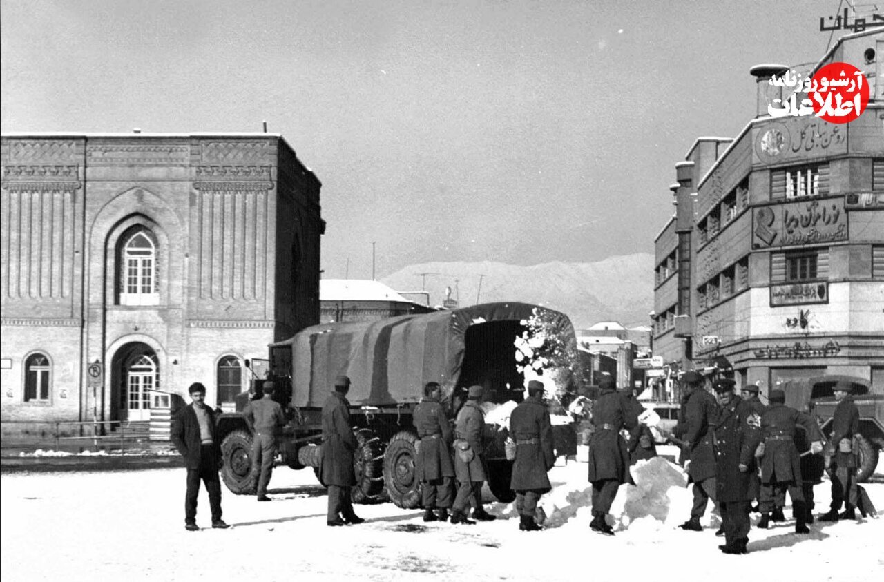 برف نفس تهران را گرفت، ارتش به خیابان آمد؛ بهمن ۱۳۲۴ + عکس