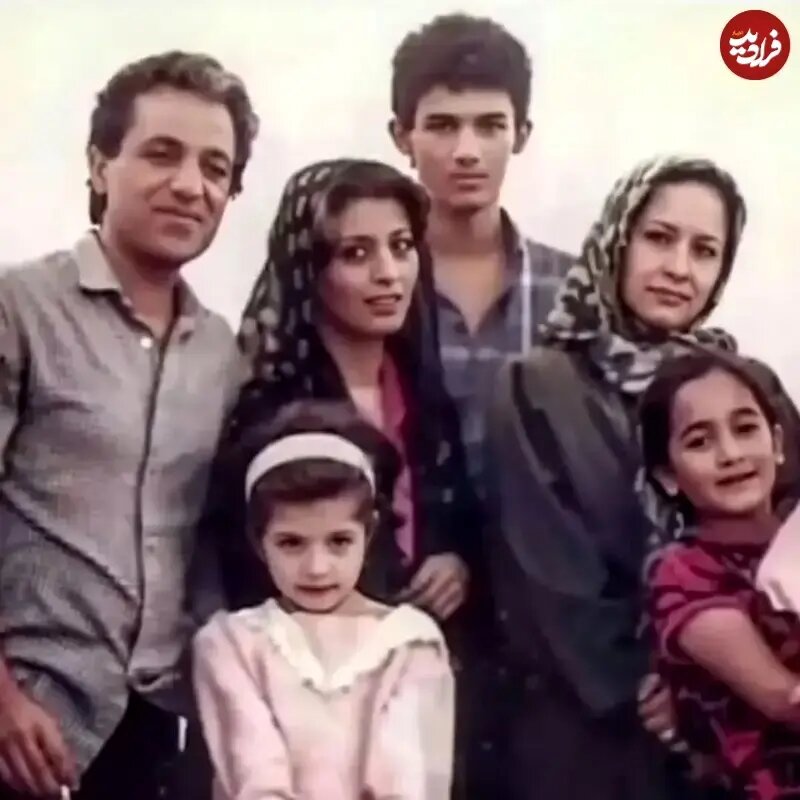 آزیتا حاجیانِ ۳۰ ساله در کنار مرجانِ خواننده/ عکس