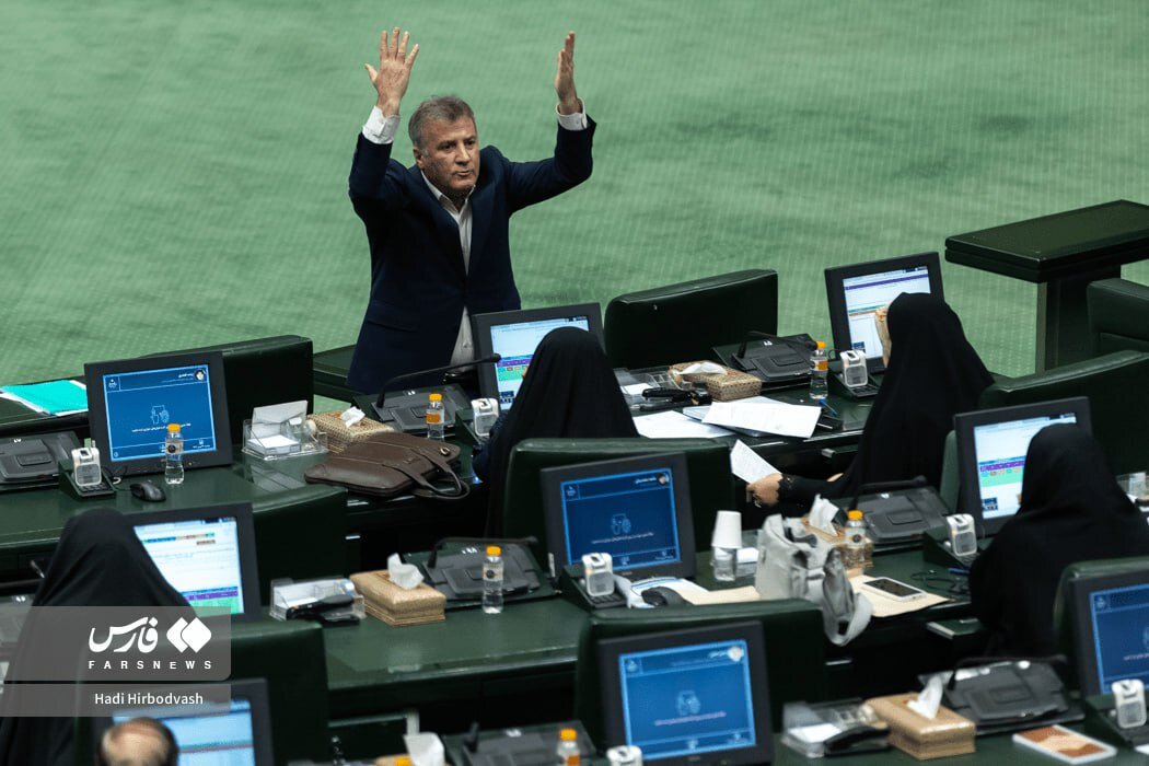 از گعده نمایندگان با محوریت عضو جبهه پایداری تا نمایش موافقت و مخالفت با نمایش اعداد دو و چهار /تصاویر دیدنی از حاشیه‌های جلسۀ بررسی لایحه بودجه